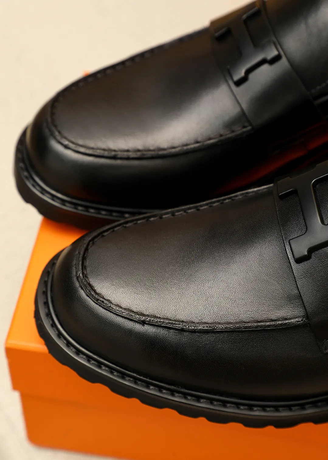 Men's shoes 💰460 💐 Product trademark: HERMES "Hermès" casual leather shoes Regular size: 38-44 (45.46🉑️customized) Product materials: Selected imported first-layer calfskin upper + luxury hardware buckle, imported water-dyed 🐂 cowhide lining. Strong three-dimensional visual effect, original outsole Color: 4⃣️colors available
